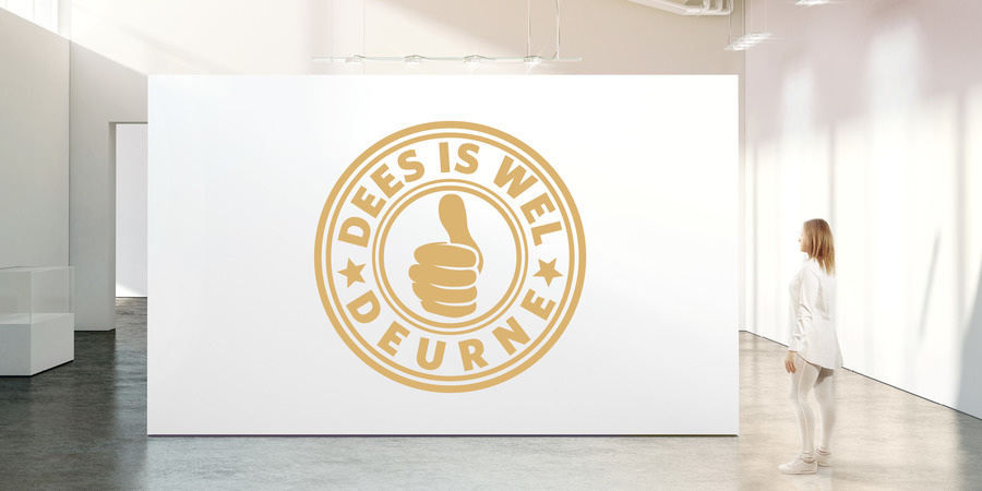 Vrouw kijkt naar kunstwerk met logo Dees is wel Deurne Vrouw kijkt naar kunstwerk met logo Dees is wel Deurne